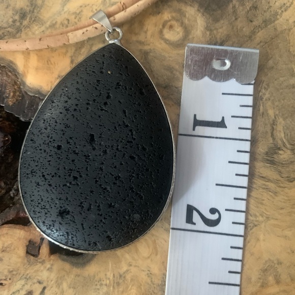 Elegant Black Pendant Necklace - Picture 7 of 10